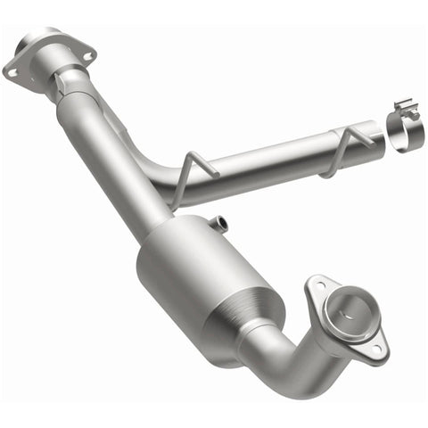 MagnaFlow Direct Fit Catalytic Converter 05-06 Lincoln Navigator 5.4L w/ 3in Main Piping - 52508