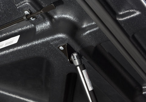 Undercover 14-18 Chevy Silverado 1500 (19 Legacy) / 15-19 25/3500 HD 5.8ft Lux Bed Cover - Gasoline - UC1126L-GPA