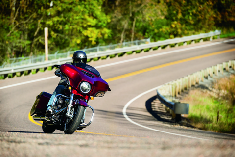 Kuryakyn Smooth Windshield Trim 14-Up Touring Gloss Black - 1389