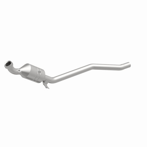 MagnaFlow Direct Fit Catalytic Converter 2006-2011 R350 3.5 L Underbody - 52177