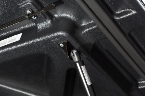 Undercover 14-18 Chevy Silverado 1500 (19 Legacy) / 15-19 25/3500 HD 5.8ft Lux Bed Cover - Gasoline - UC1126L-GPA