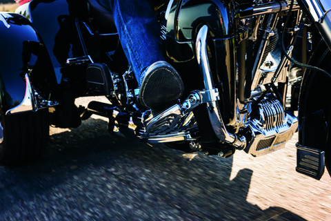 Kuryakyn Oil Cooler Cover 11-16 Touring Chrome - 7784