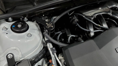 J&amp;L 18-24 Toyota Camry 3.5L V6 Oil Separator 3.0 Passenger Side - Black Anodized - 3116P-B