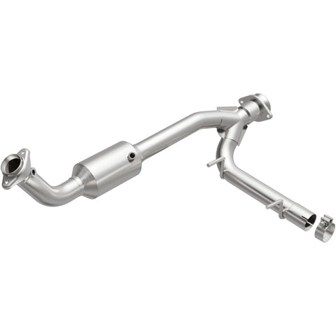 MagnaFlow Direct Fit Catalytic Converter 05-06 Lincoln Navigator 5.4L w/ 3in Main Piping - 52508