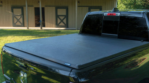 Lund 99-17 Ford F-250 Super Duty (8ft. Bed) Genesis Tri-Fold Tonneau Cover - Black - 95051