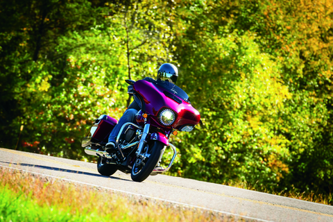 Kuryakyn Smooth Windshield Trim 14-Up Touring Gloss Black - 1389